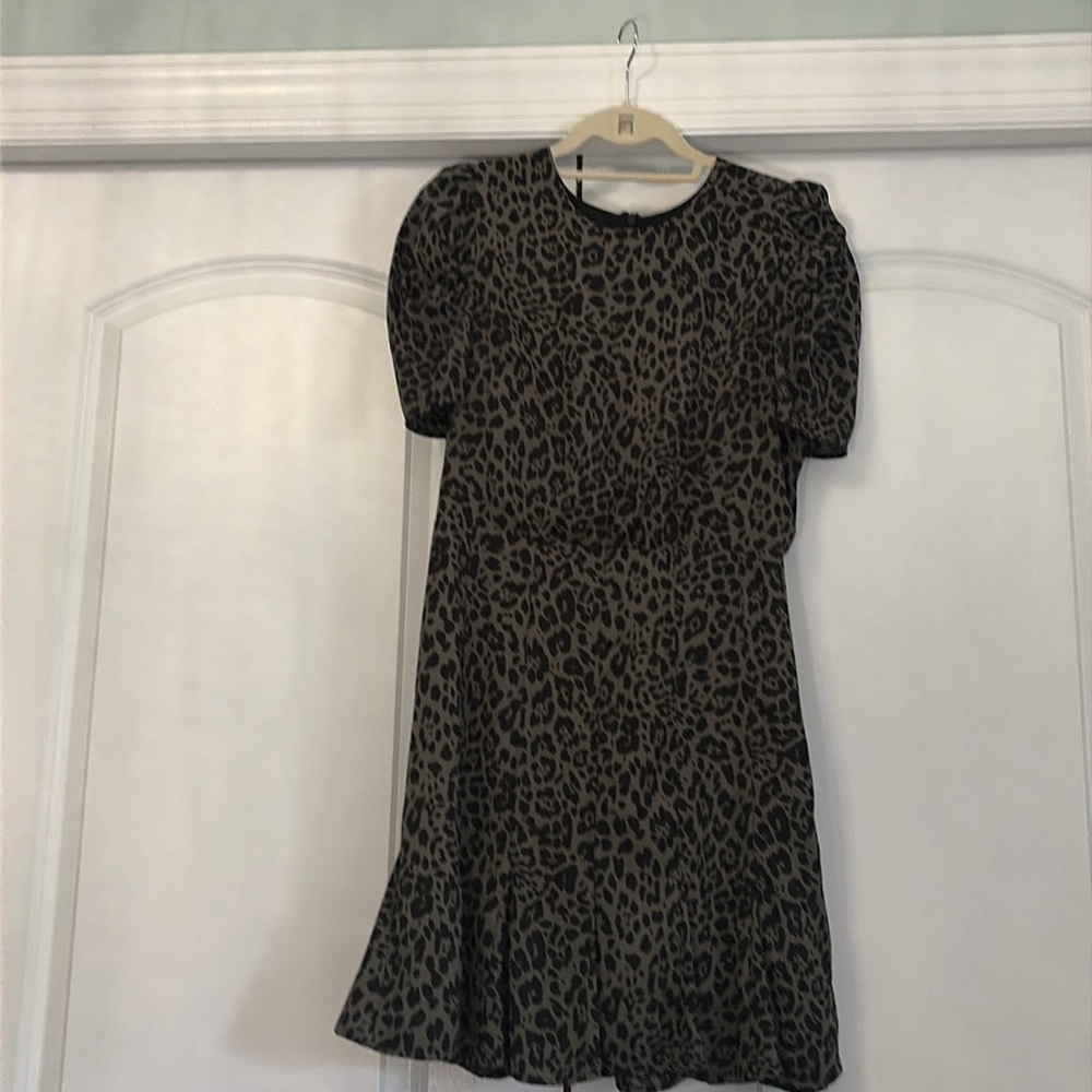 Adorable leopard Express dress! Fits great on! Size small! Great condition!